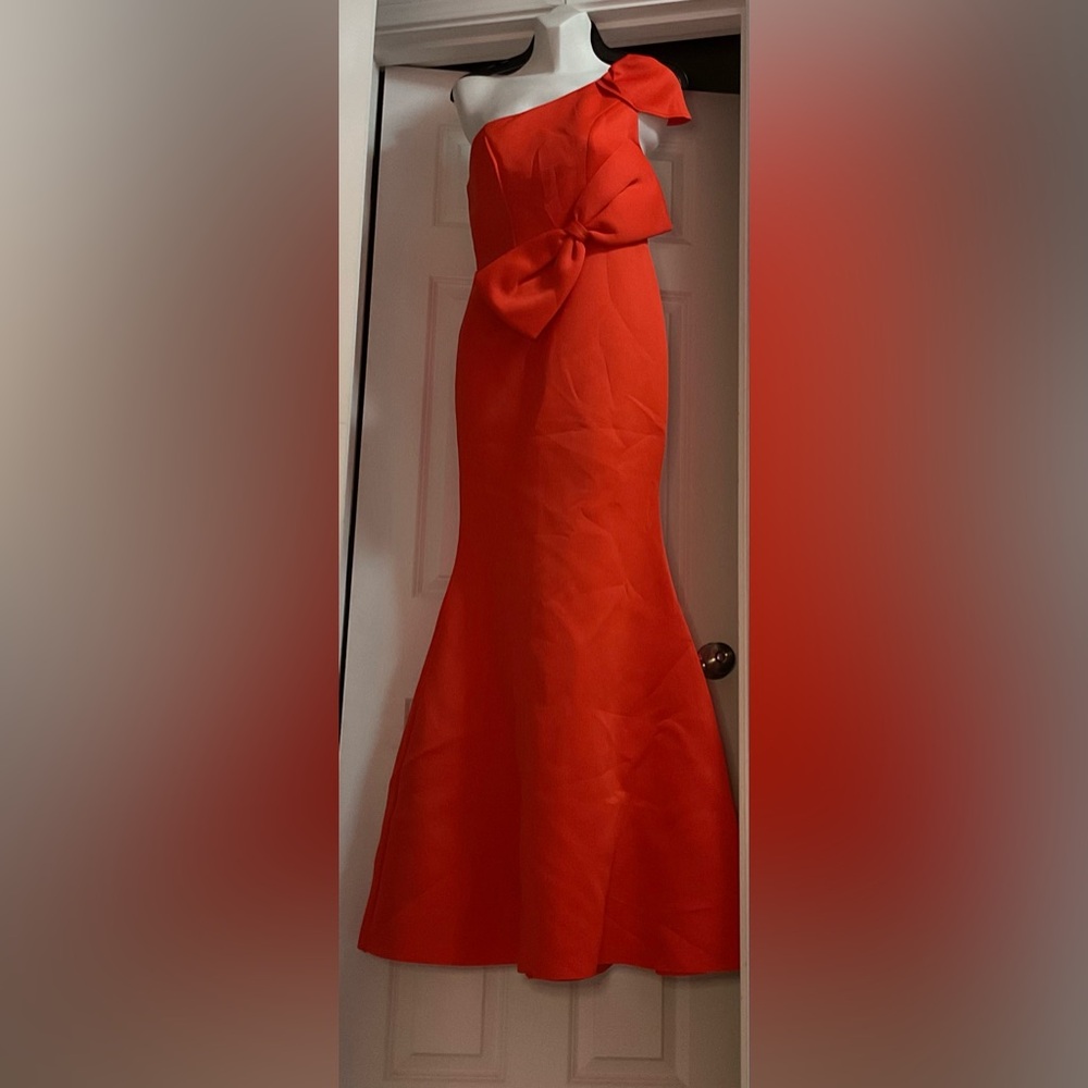 ELEGANT ONE SHOULDER GOWN